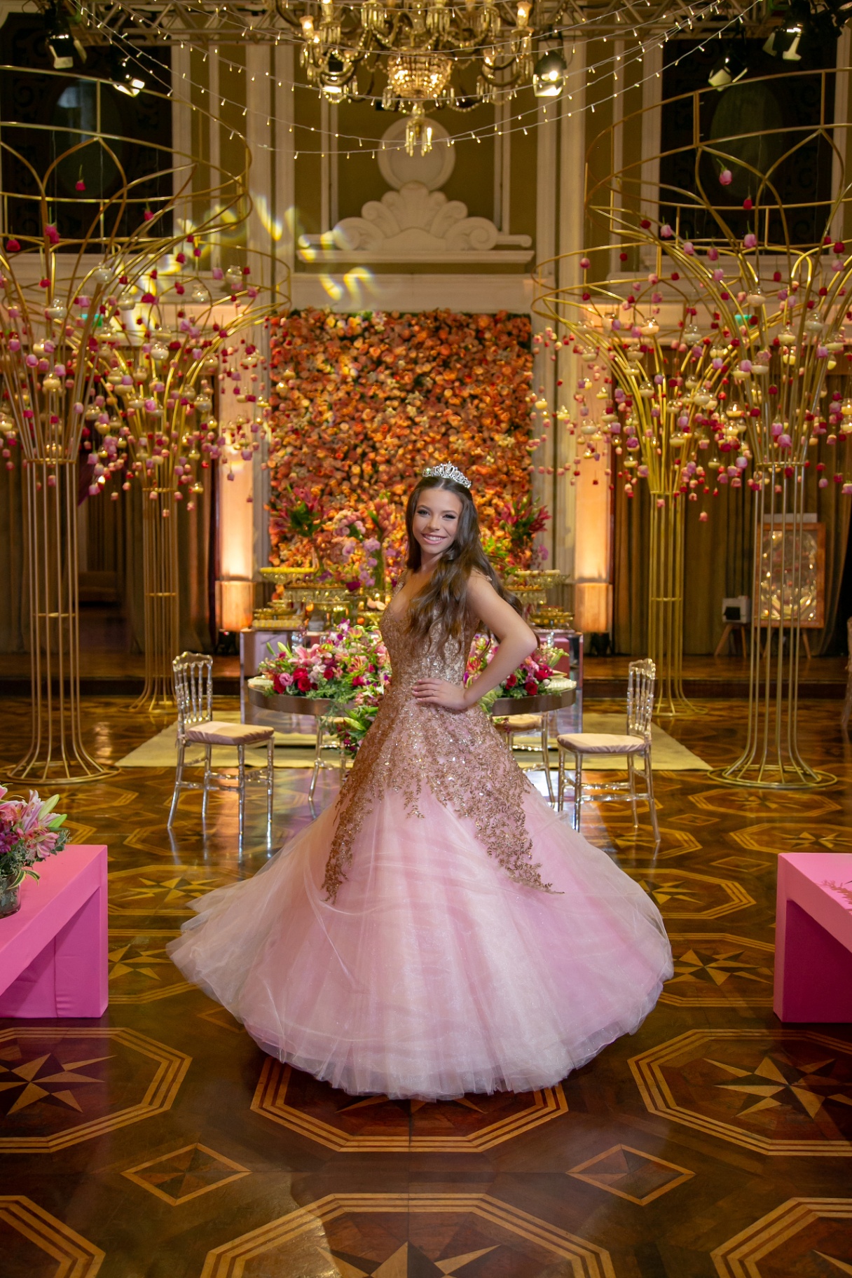 Debutante no salão floral