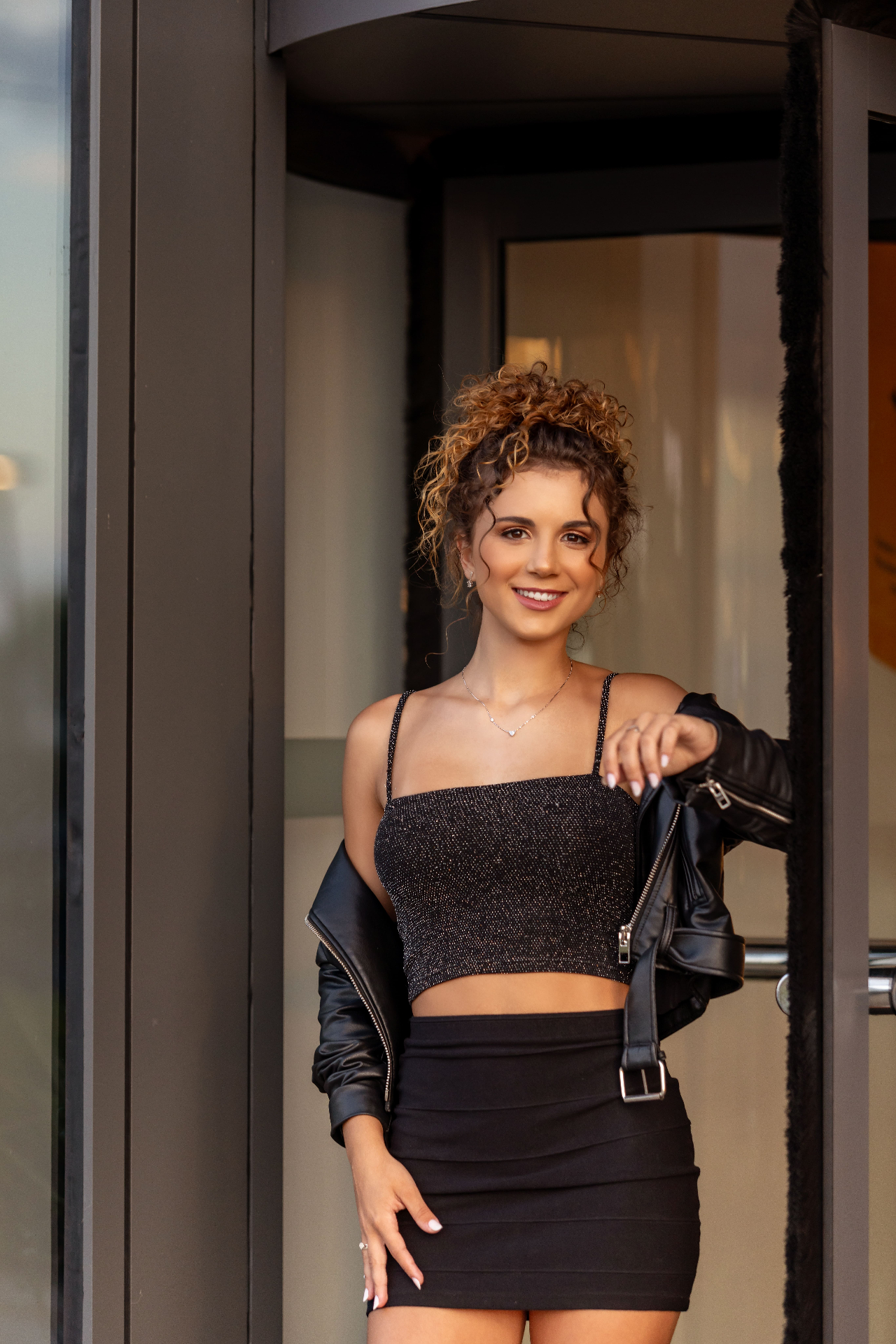 Look com jaqueta de couro