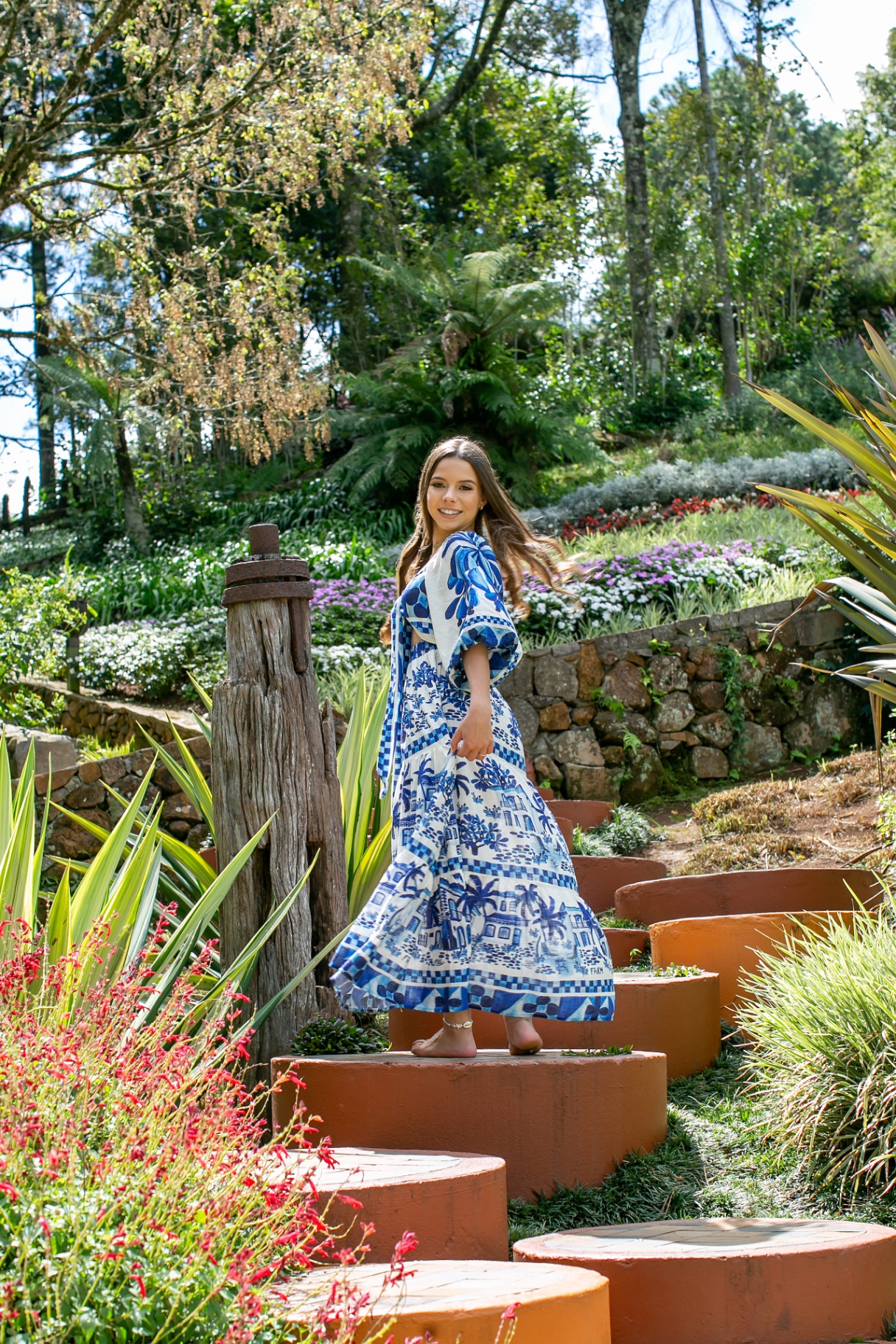Vestido azul nos degraus do jardim